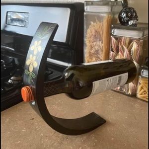 Hawaiian ‘floating’ wine holder